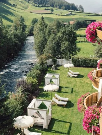 Südtirol Hotels ✱ Urlaubswelt mit Spa Garten im Ahrntal